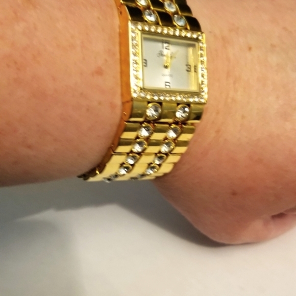 NWOT Gold tone Swarovski Crystals watch - Picture 4 of 4